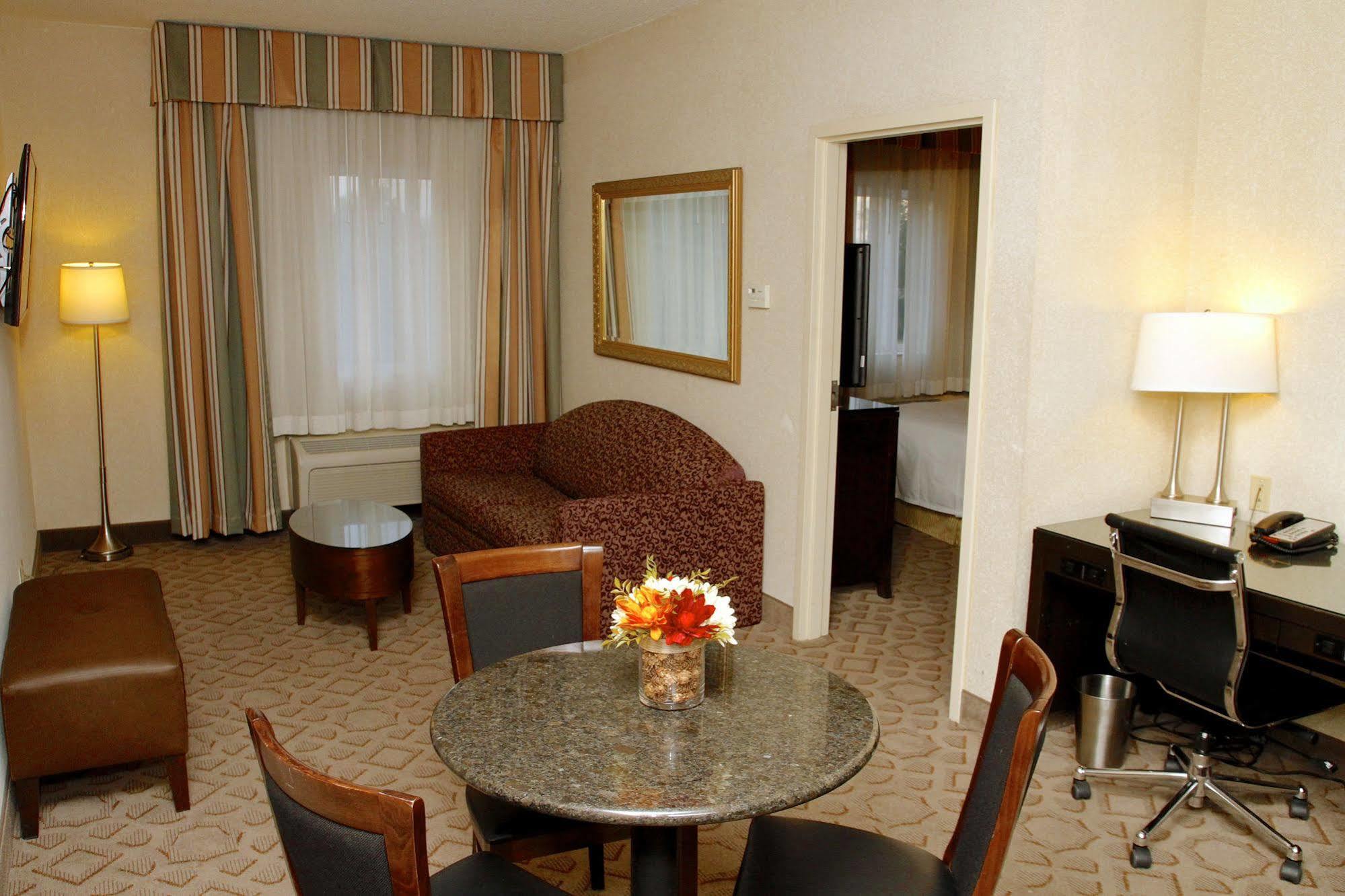 Radisson Hotel & Conference Center Рокфорд Экстерьер фото